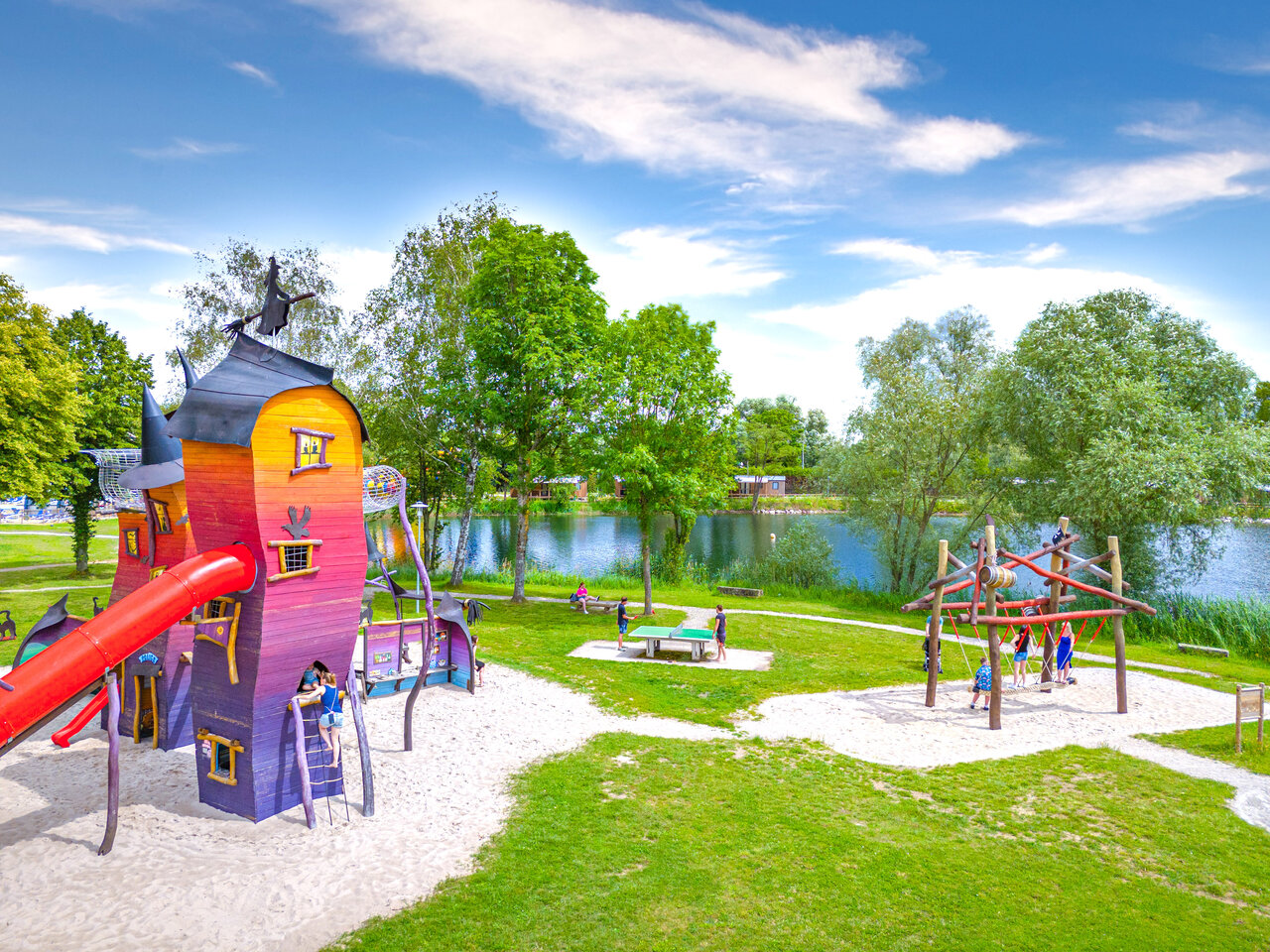 Aire de jeux enfants, toboggan et lac au camping CAPFUN Fort Falabraque � Seltz.