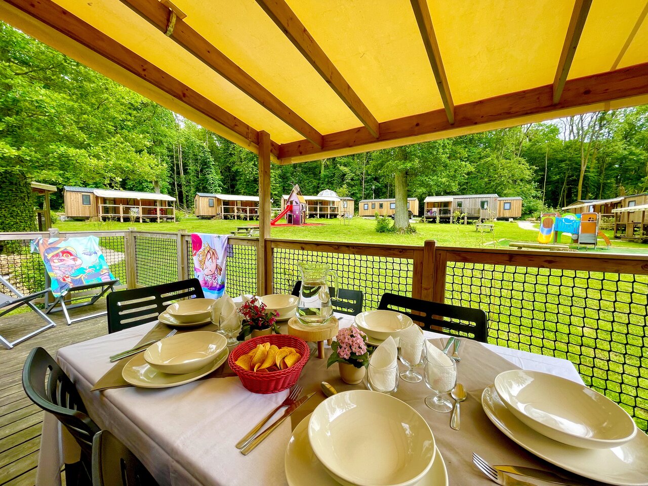 Terrasse, mobile homes, aire de jeux au camping CAPFUN Fredland � Tournan en Brie (77).
