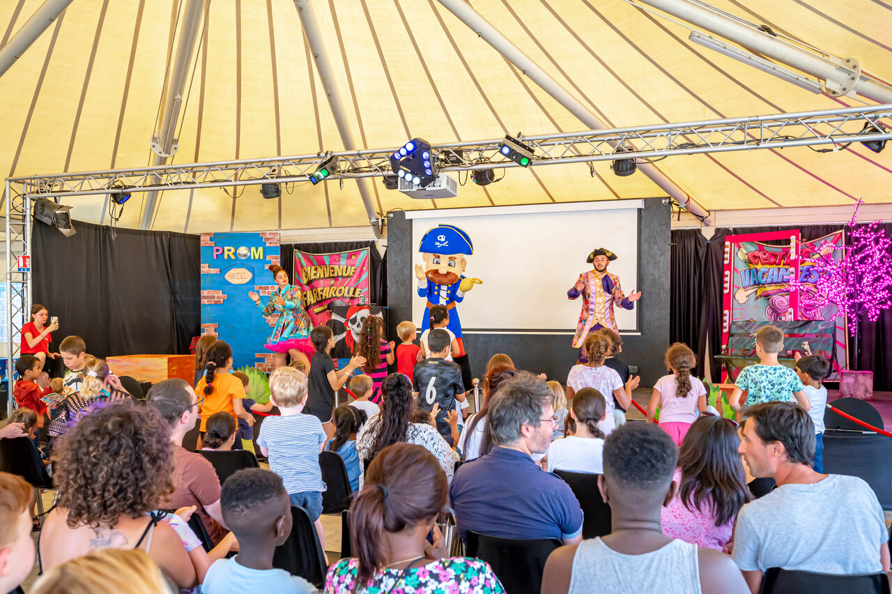 Spectacle d'animation avec personnages pirates et enfants au camping CAPFUN Fredland � Tournan en Brie (77).