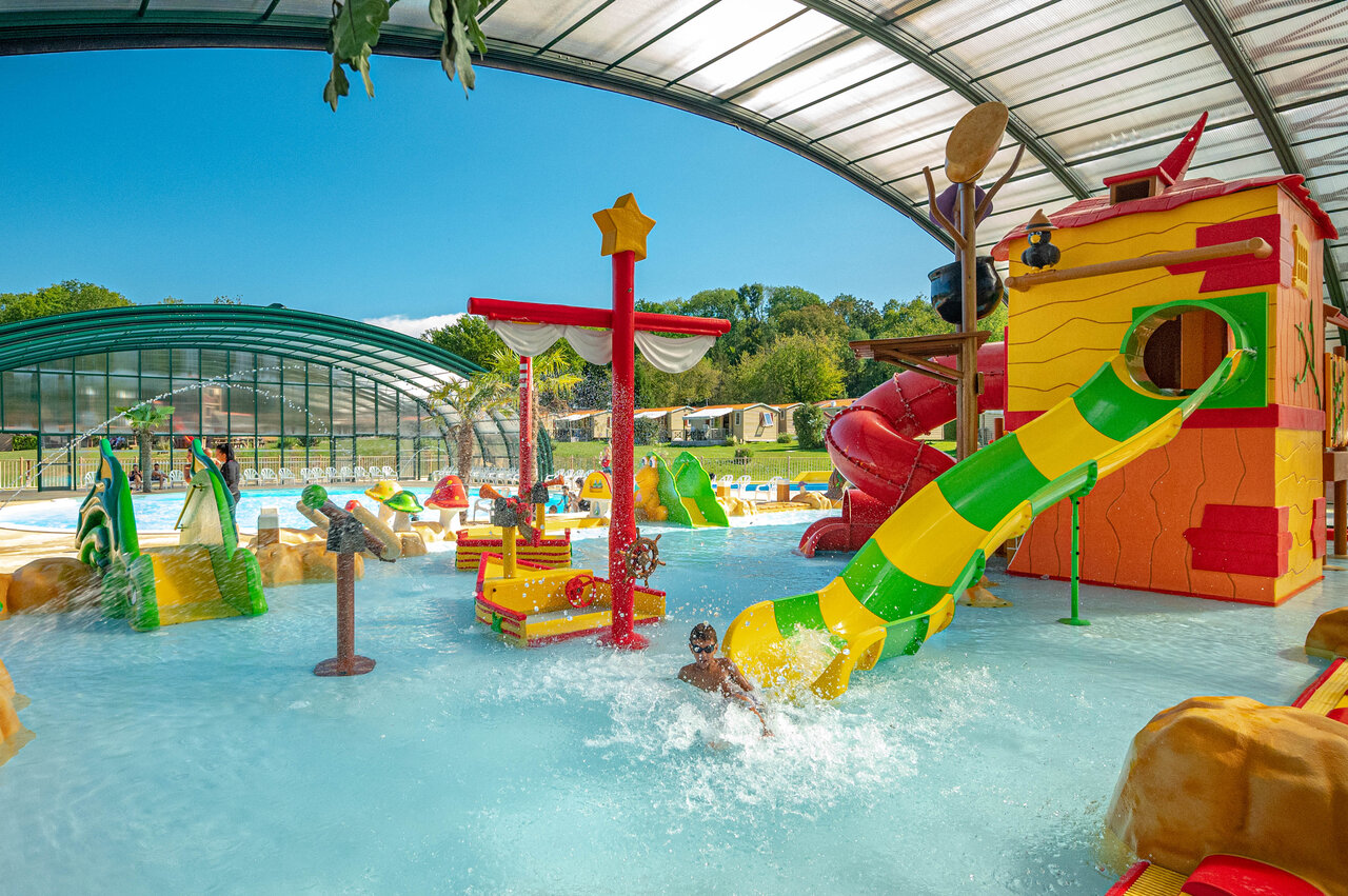 Espace aquatique avec toboggans et jeux au camping CAPFUN Fredland � Tournan en Brie.