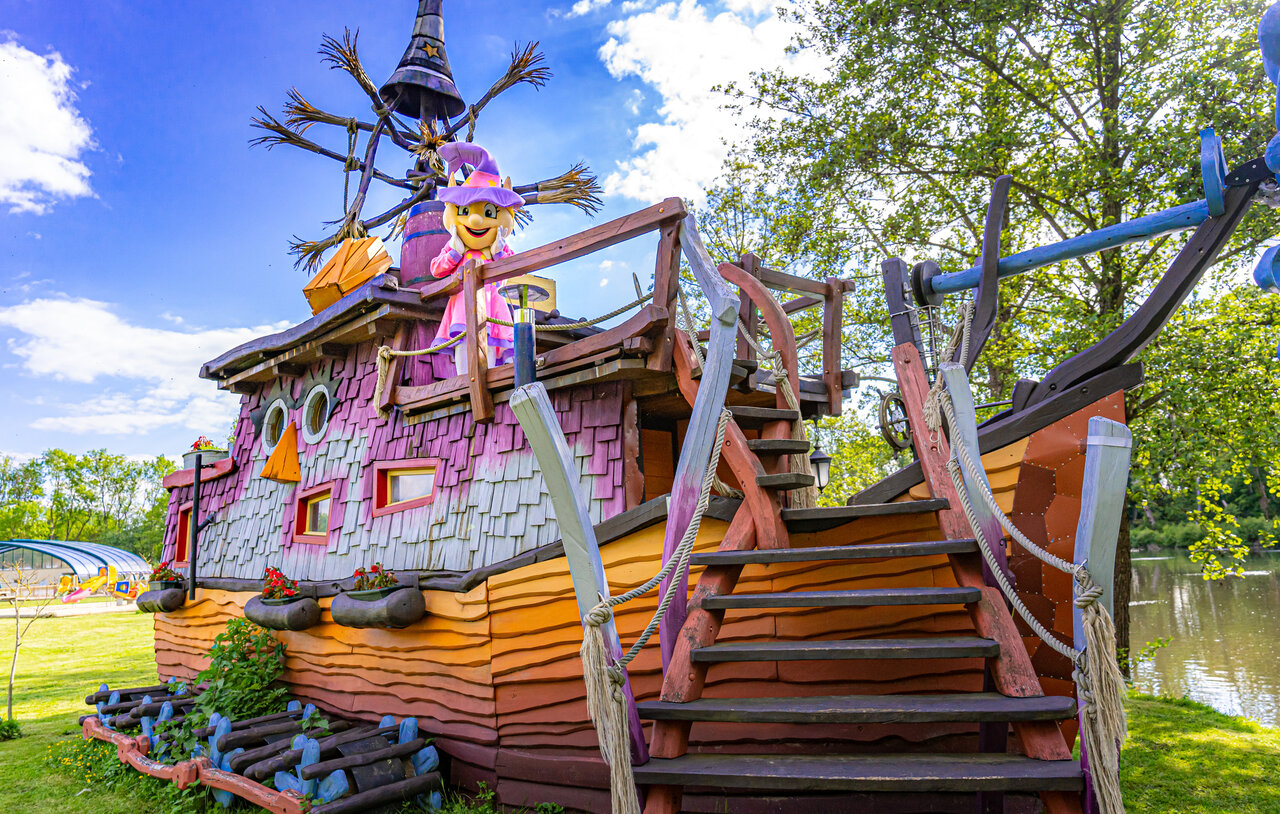 Aire de jeux th�matique bateau avec mascotte au camping CAPFUN Fredland � Tournan en Brie.