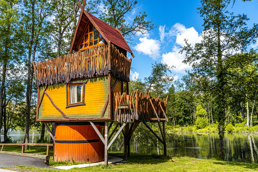 Hébergement insolite cabane sur pilotis au camping CAPFUN Fredland à Tournan en Brie.