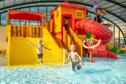 Piscine ludique, toboggans et enfants au camping CAPFUN Fredland à Tournan en Brie (77).