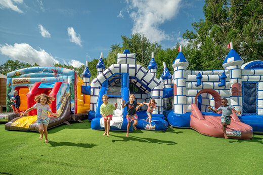 Jeux gonflables, châteaux et toboggan pirate pour enfants au camping CAPFUN Fredland.