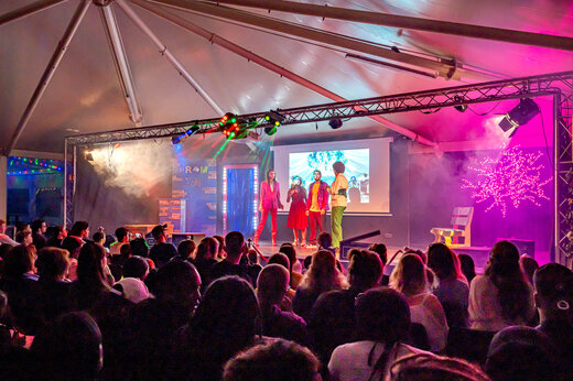Spectacle d'animation avec artistes sur scène et public au camping CAPFUN Fredland.