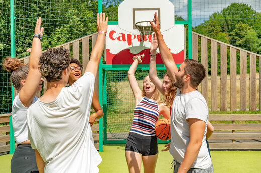 Activité basketball pour jeunes au camping CAPFUN Fredland à Tournan en Brie.