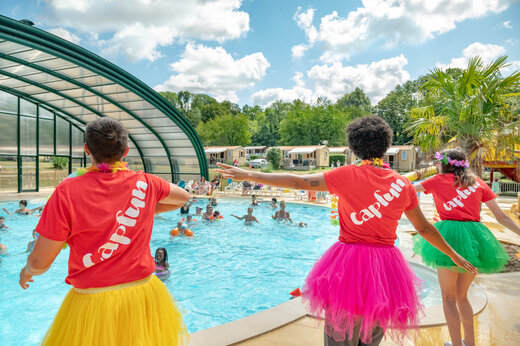 Animateurs CAPFUN encadrant activité aquatique en piscine au camping CAPFUN Fredland (77).