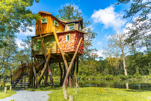 Cabane dans les arbres colorée, hébergement insolite, au camping CAPFUN Fredland.