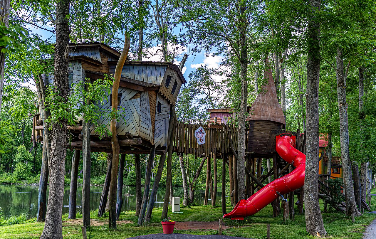 Maisons dans les arbres, toboggan rouge au camping CAPFUN Fredland : Maisons dans les arbres � Paris � Tournan en brie.