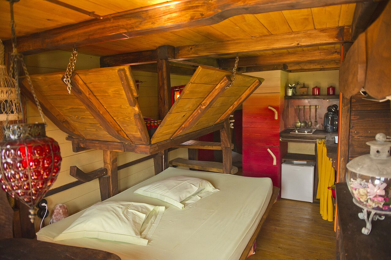 H�bergement insolite en bois, lit double, kitchenette au CAPFUN Fredland Tournan en brie.