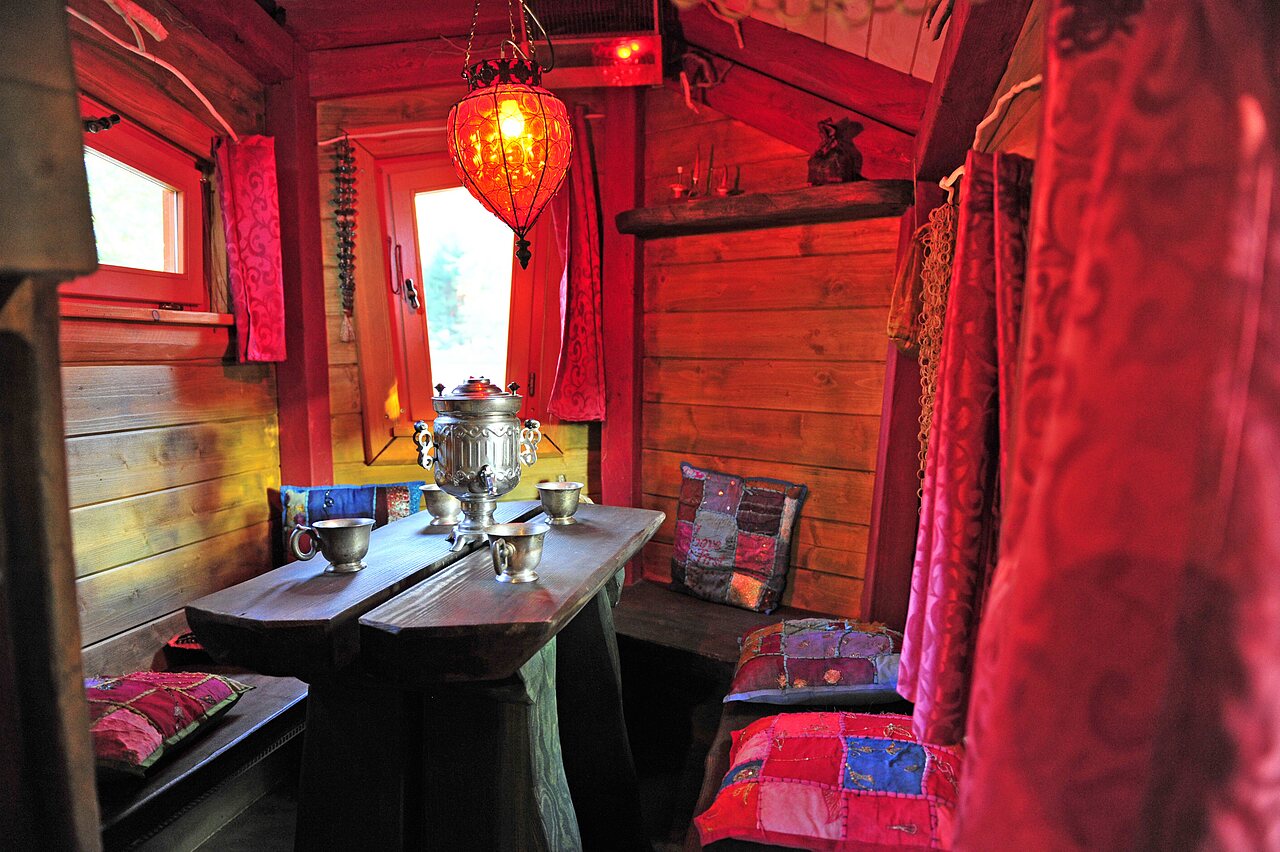 Maison dans les arbres, samovar, int�rieur rustique. CAPFUN Fredland : Maisons dans les arbres � Paris � Tournan en brie.