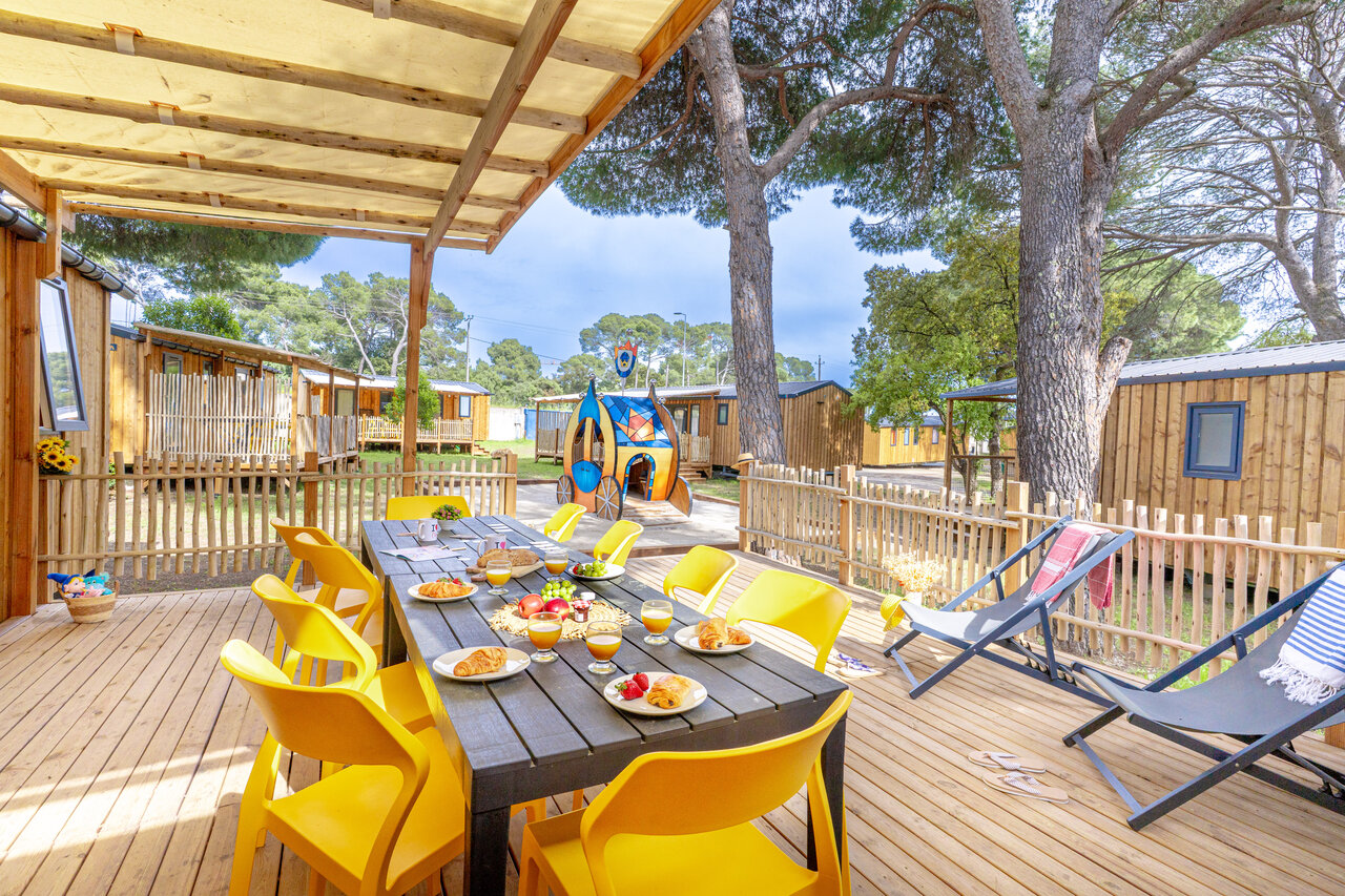 Terrasse petit-d�jeuner, mobile home au camping CAPFUN Le Fr�jus � Fr�jus (83).