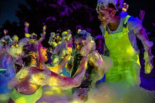 Soir�e mousse anim�e, participants joyeux, lumi�res color�es au camping CAPFUN Le Fr�jus (83).