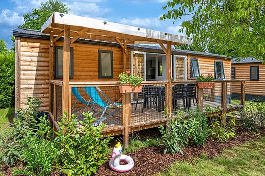 Mobil-home en bois avec terrasse am�nag�e au camping CAPFUN Le Fr�jus � Fr�jus (83).