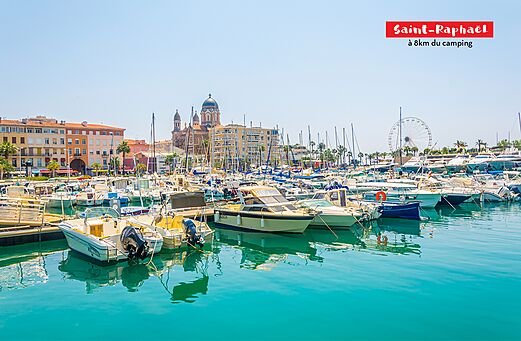 Port de plaisance de Saint-Rapha�l avec bateaux, �glise et grande roue.