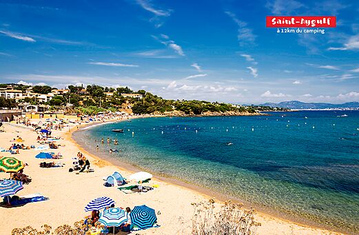 Plage de sable fin à Saint-Aygulf, une ville à visiter près de Fréjus.