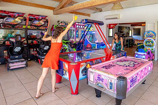 Salle de jeux avec bornes d'arcade et air hockey au camping CAPFUN Le Fr�jus � Fr�jus (83).