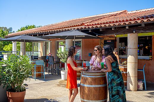 Bar ext�rieur avec clients et boissons au camping CAPFUN Le Fr�jus � Fr�jus (83).