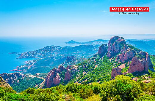 Massif de l'Est�rel, paysage c�tier rocheux et mer M�diterran�e pr�s de Fr�jus.