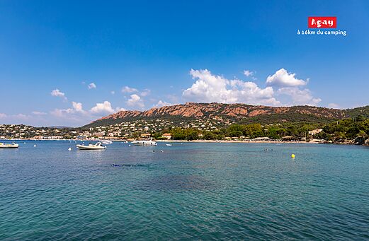 Plage d'Agay et mer M�diterran�e avec les roches rouges de l'Esterel.