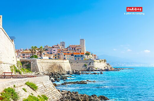 Vieille ville fortifi�e d'Antibes et mer M�diterran�e, un lieu � visiter.