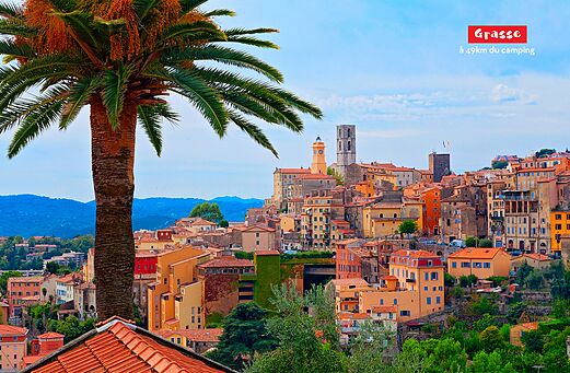 Ville historique de Grasse, ses maisons color�es et clochers sous le soleil proven�al.