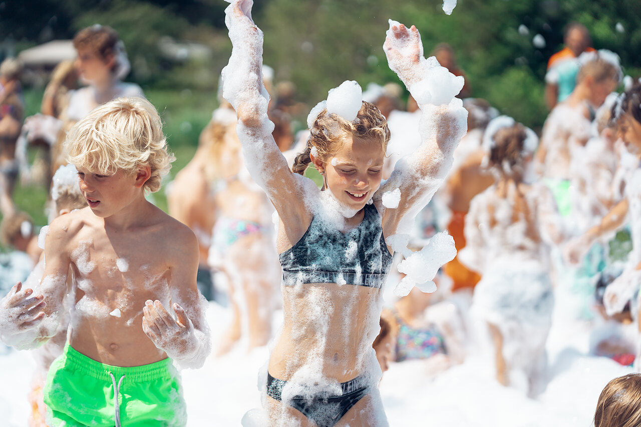 Enfants joyeux participant � une f�te mousse anim�e au camping CAPFUN De Fruithof � Klijndijk.