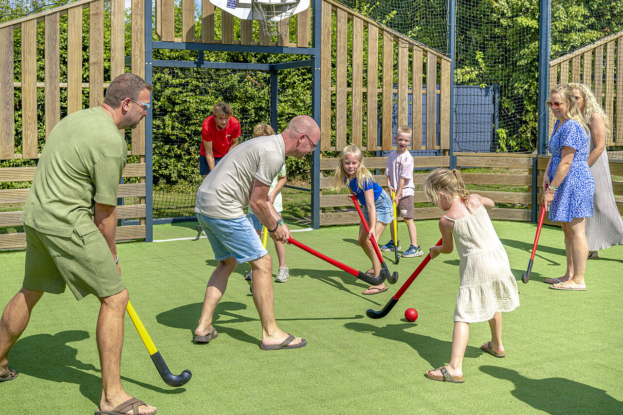 Famille jouant au hockey sur gazon synth�tique au camping CAPFUN De Fruithof � Klijndijk.