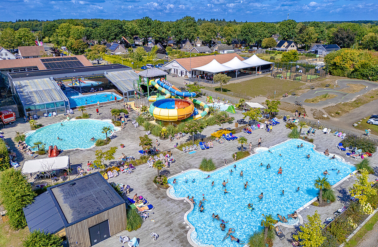 Parc aquatique, toboggans g�ants et piscines au camping CAPFUN De Fruithof � Klijndijk.