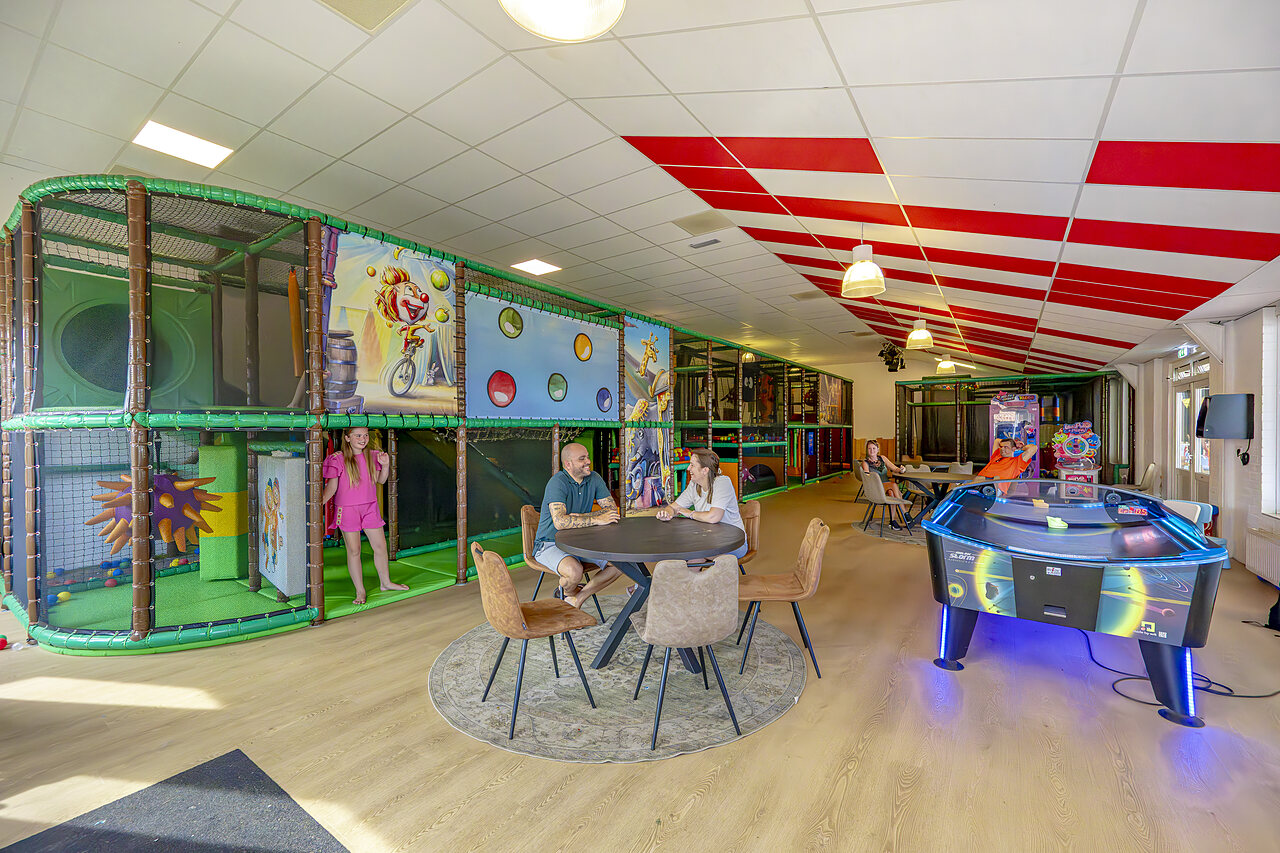 Aire de jeux int�rieure, structure ludique et air hockey au camping CAPFUN De Fruithof � Klijndijk.