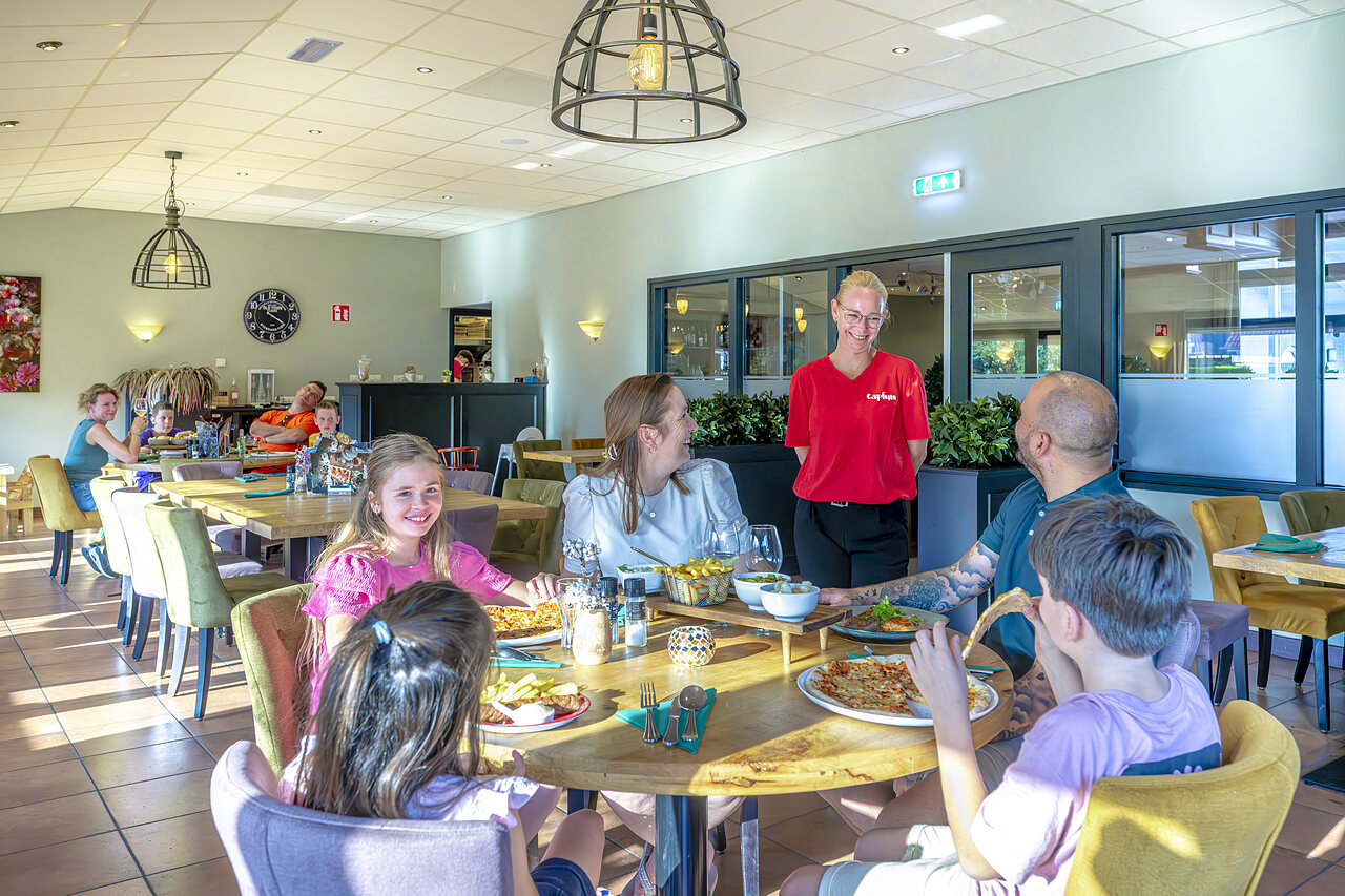 Famille d�nant au restaurant du camping CAPFUN De Fruithof � Klijndijk.