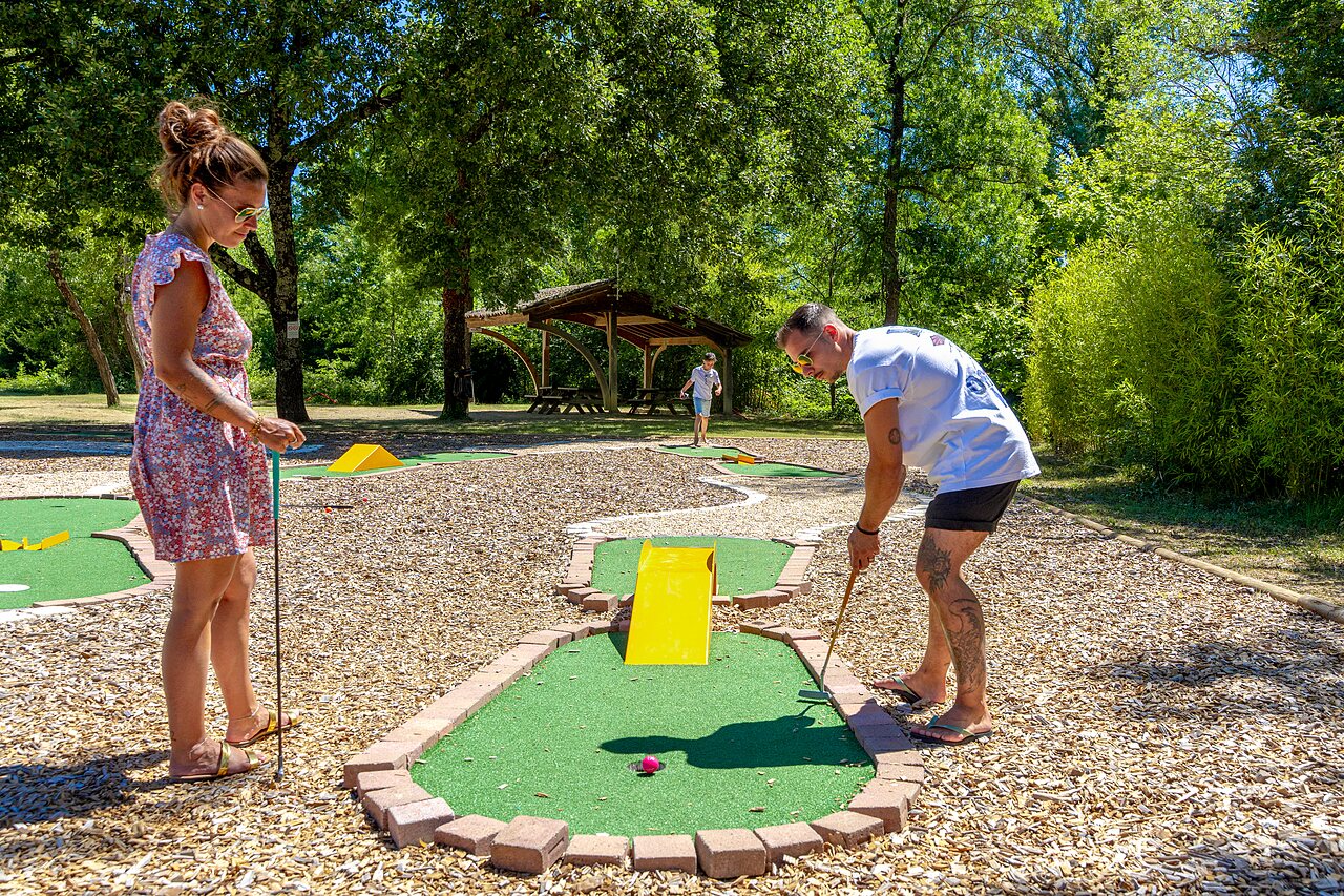 Mini-golf familial avec parcours ludique en plein air au camping CAPFUN Fumades � ALLEGRE-LES-FUMADES (30).