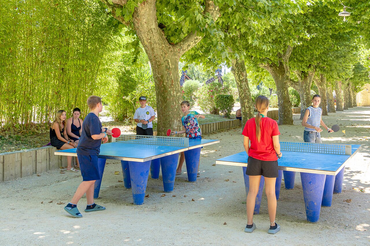 Jeunes jouant au tennis de table en ext�rieur ombrag� au camping CAPFUN Fumades.