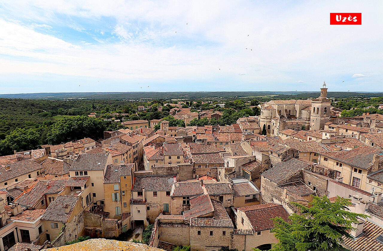 Ville historique d'Uz�s, toits en tuiles et tour de l'�v�ch�, � visiter.