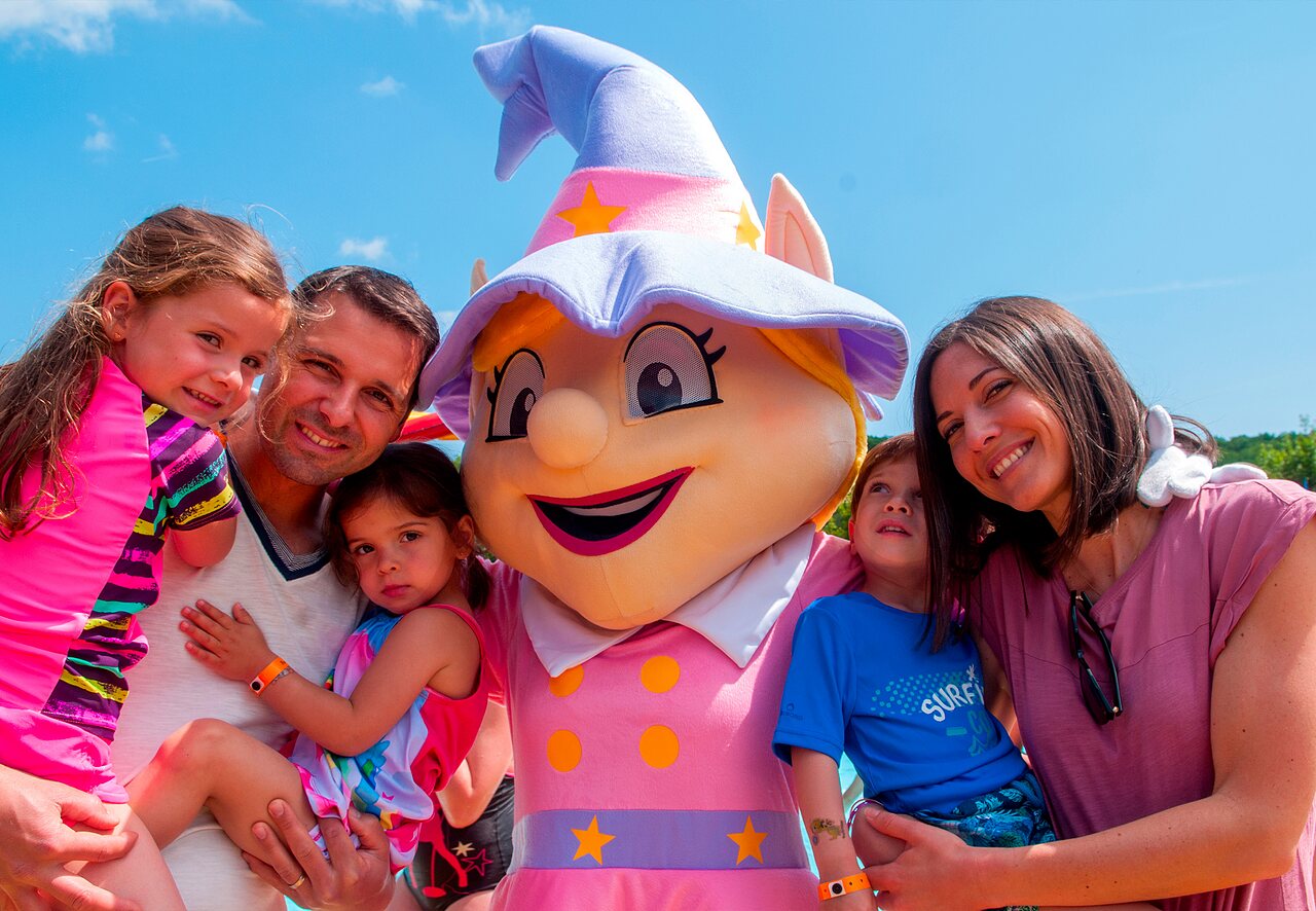 Famille souriante avec la mascotte du camping CAPFUN Fumades � ALLEGRE-LES-FUMADES (30).