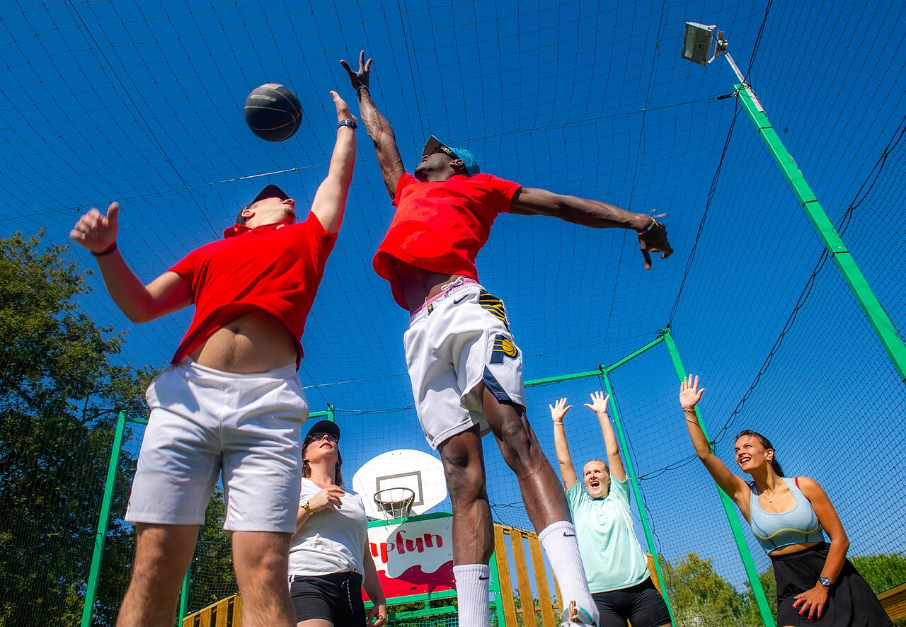 Action de basketball sur terrain multisport au camping CAPFUN Fumades � ALLEGRE-LES-FUMADES.