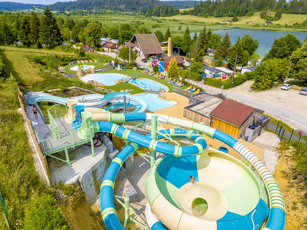 Toboggans aquatiques g�ants et piscines ext�rieures au camping CAPFUN Fuvettes � Malbuisson (25).