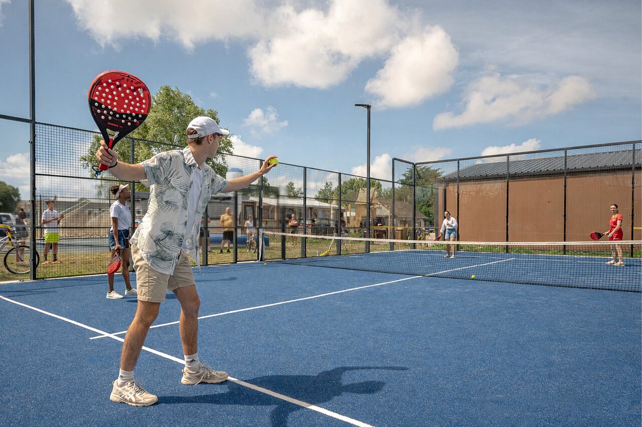 Joueurs de padel sur terrain bleu au CAPFUN Golf, SAINT JEAN DE LA RIVIERE (50).