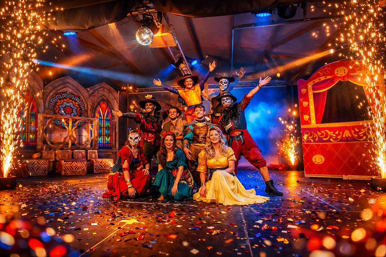 Spectacle d'animation, artistes costum�s, pyrotechnie au CAPFUN Golf � SAINT JEAN DE LA RIVIERE (50).