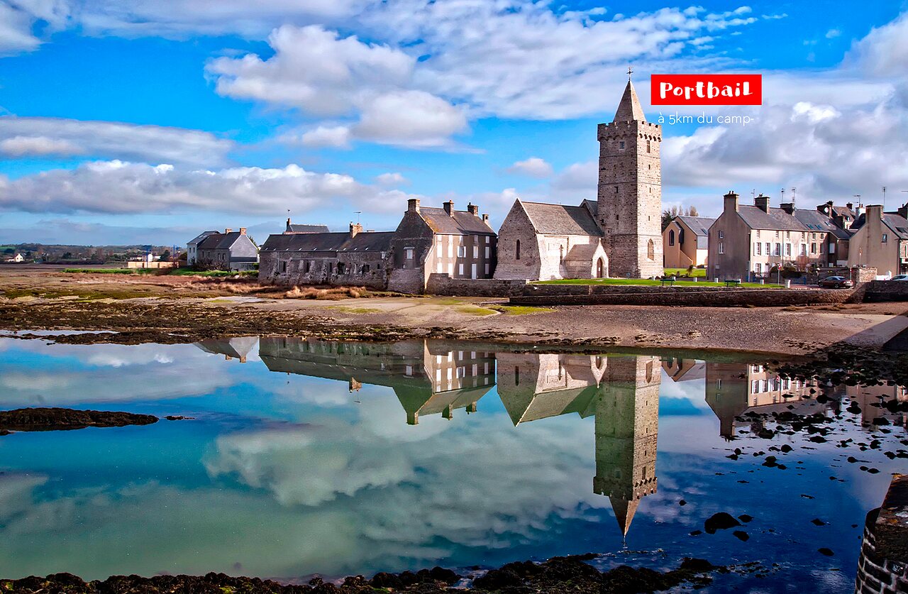 �glise de Portbail et ses reflets dans l'eau, lieu � visiter en Normandie.
