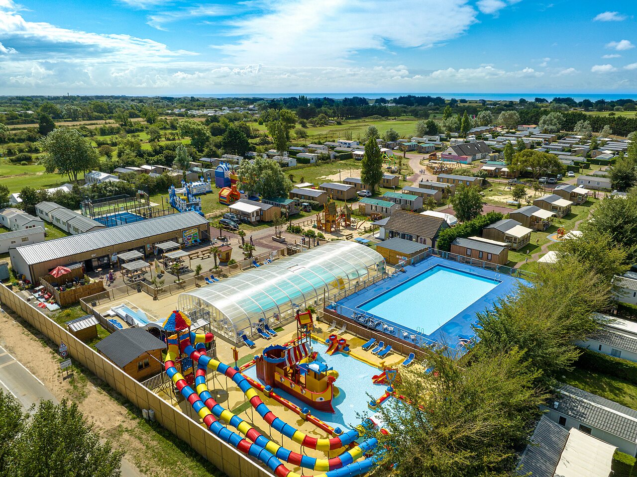 Parc aquatique, piscines, mobil-homes au camping CAPFUN Golf � SAINT JEAN DE LA RIVIERE (50).