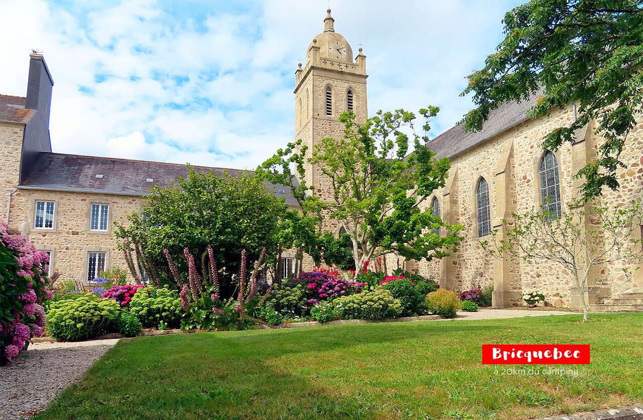 �glise historique de Bricquebec avec clocher et jardin fleuri, � visiter en Normandie.
