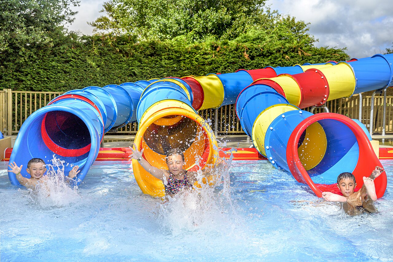Enfants, toboggans aquatiques, piscine au camping CAPFUN Golf � SAINT JEAN DE LA RIVIERE (50).