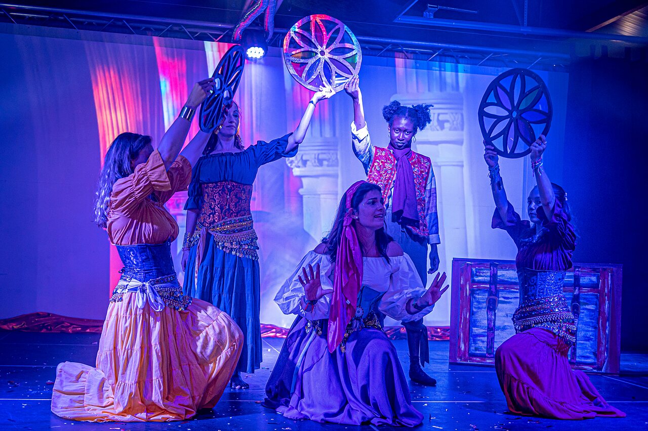 Spectacle de danseurs costum�s avec accessoires au camping CAPFUN Golf � SAINT JEAN DE LA RIVIERE.