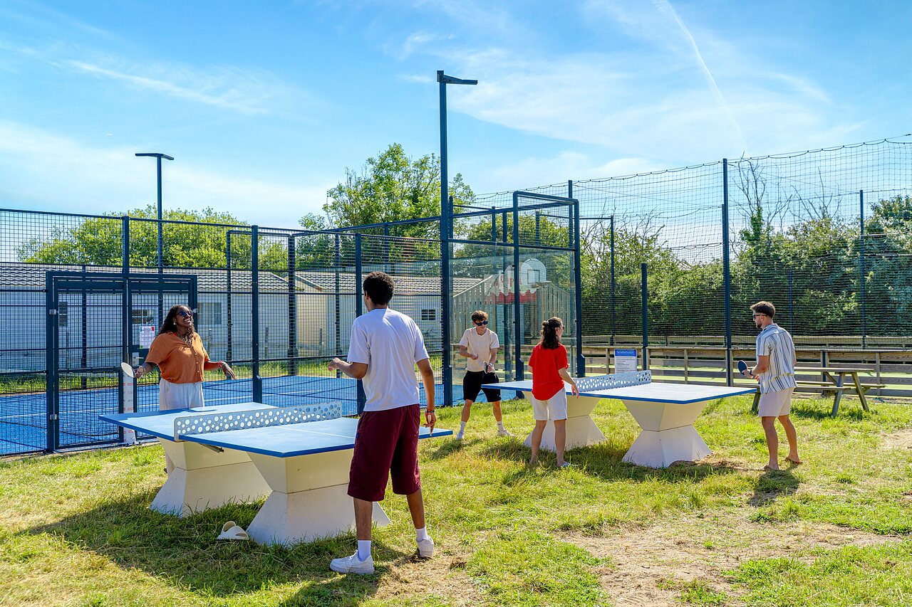 Partie de tennis de table au camping CAPFUN Golf � SAINT JEAN DE LA RIVIERE (50).