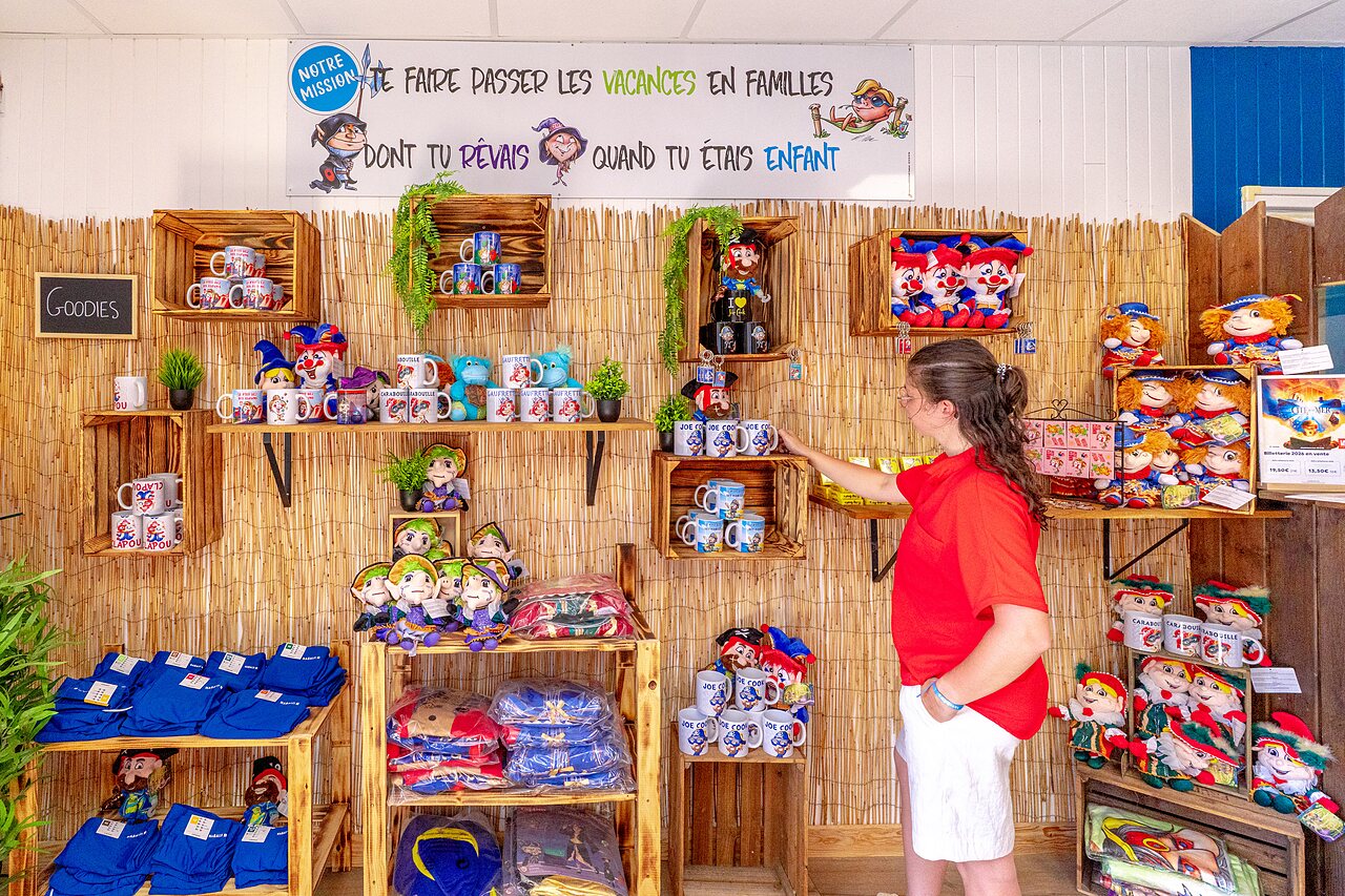 Boutique de souvenirs avec mugs, peluches et textiles au camping CAPFUN Golf � SAINT JEAN DE LA RIVIERE.