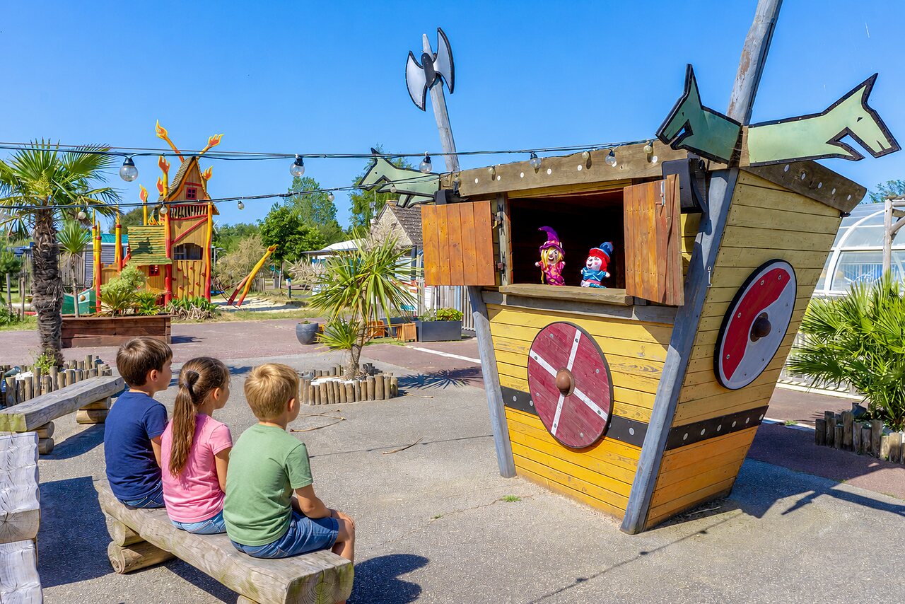 Spectacle de marionnettes pour enfants au camping CAPFUN Golf � SAINT JEAN DE LA RIVIERE (50).