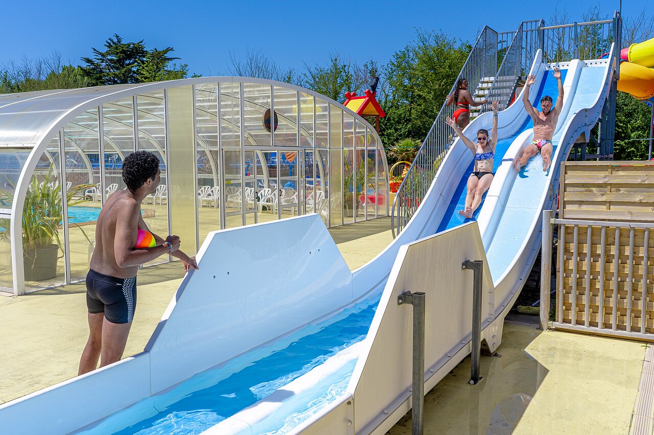 Toboggans aquatiques et piscine couverte au camping CAPFUN Golf � SAINT JEAN DE LA RIVIERE.