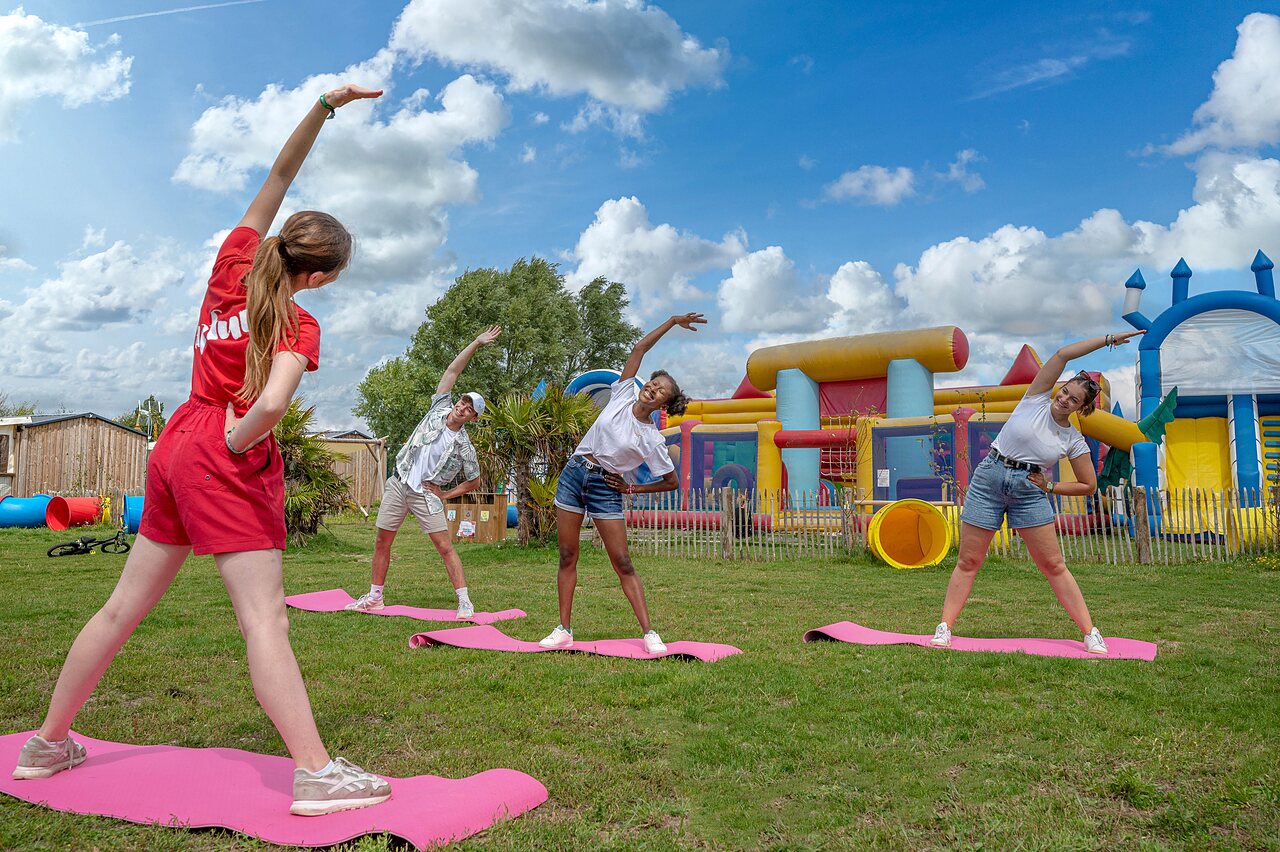Animation fitness en plein air et jeux gonflables au camping CAPFUN Golf � SAINT JEAN DE LA RIVIERE (50).