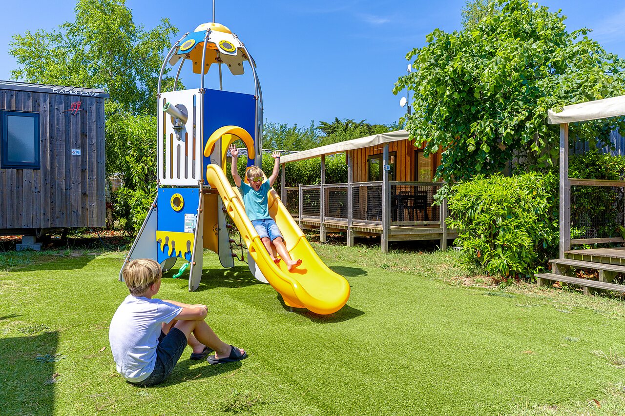 Aire de jeux avec toboggan au camping CAPFUN Golf � SAINT JEAN DE LA RIVIERE (50).